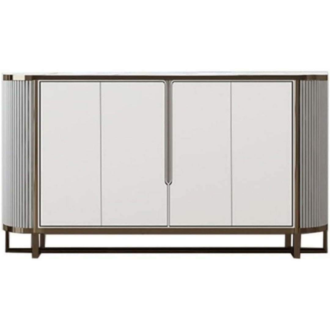 Das Sideboard nimmt mit 150 x 40 x 90 cm Gestalt an