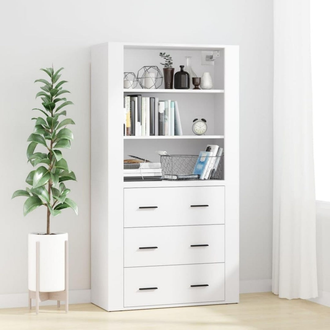 Der Hochschrank misst 80 x 33 x 150 cm in Weiss