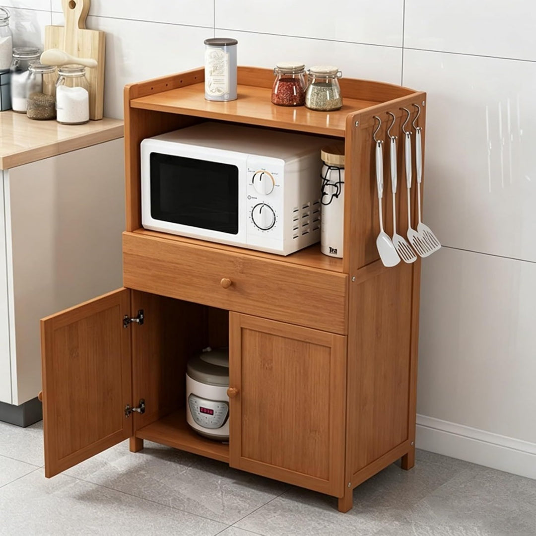 Gerundete Konturen praegen das Sideboard aus Bambus