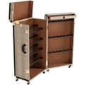 Naturbraun und Braun bestimmt die Farbgebung von dem Sideboard