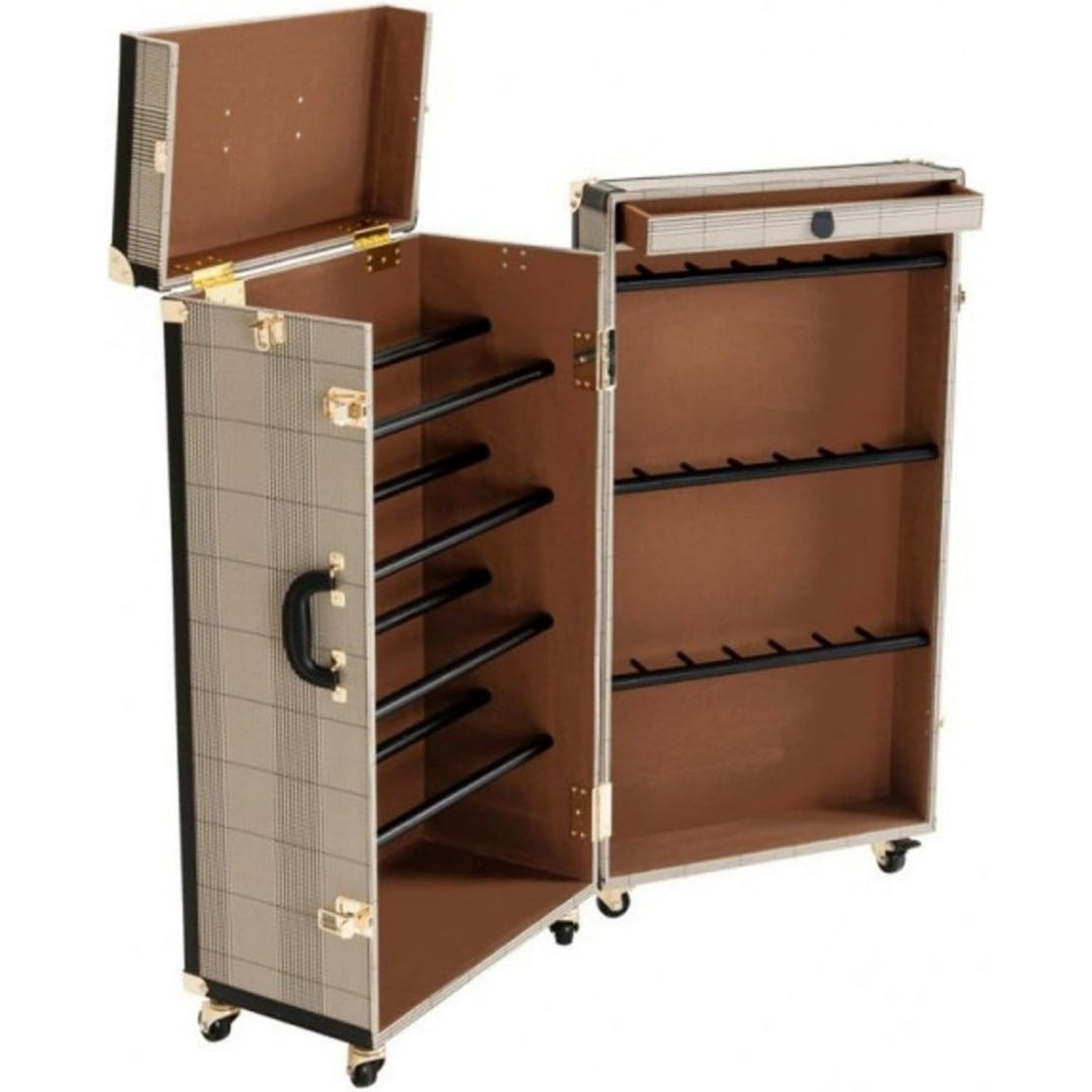 Naturbraun und Braun bestimmt die Farbgebung von dem Sideboard